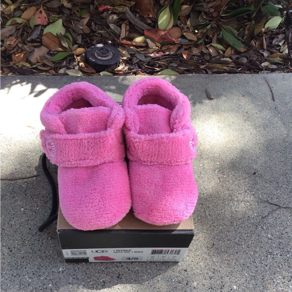 Ugg Bixbee bubble gum size 4/5 Pink Fuzzy Baby Slippers